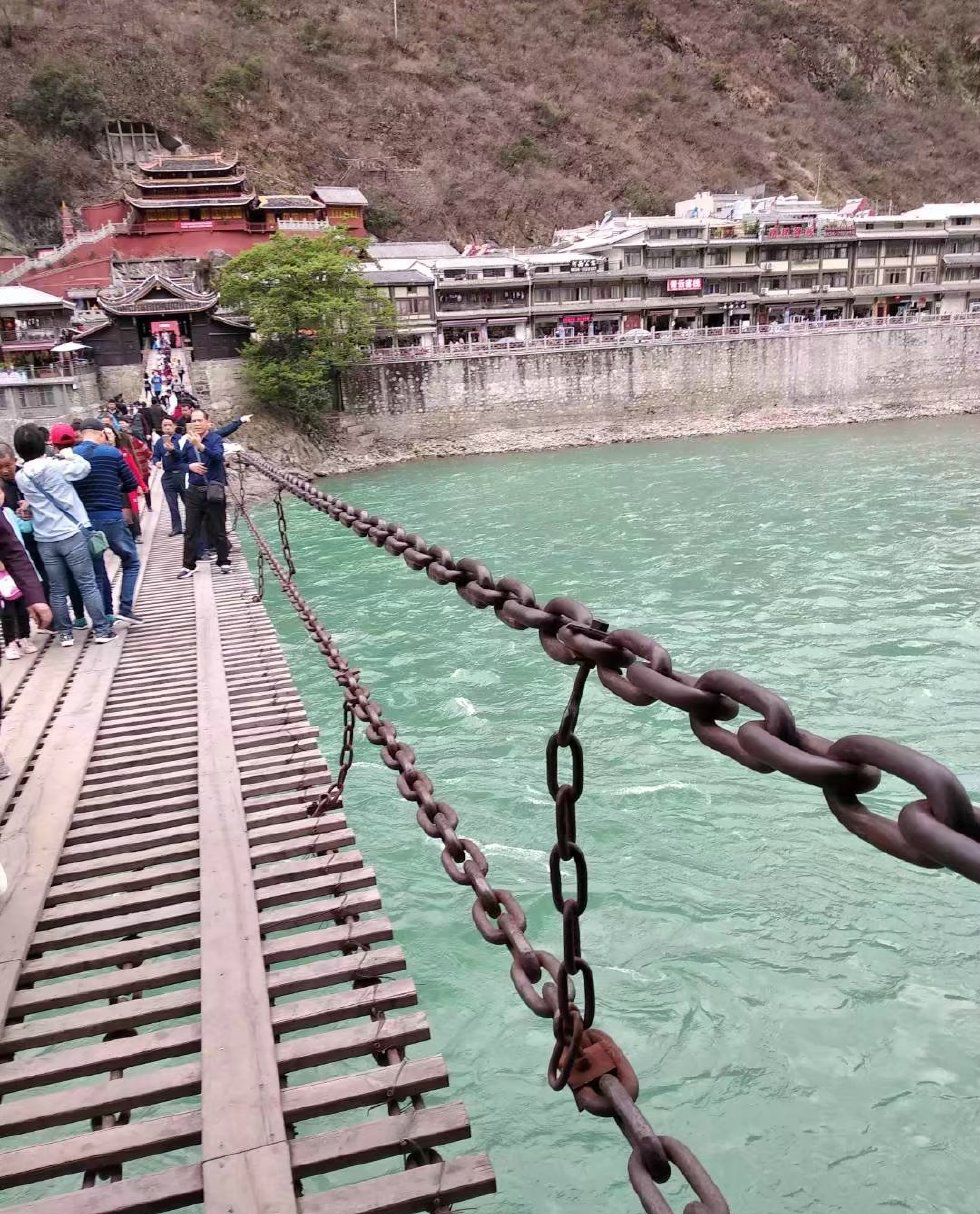 一座铁索桥,一段历史的见证