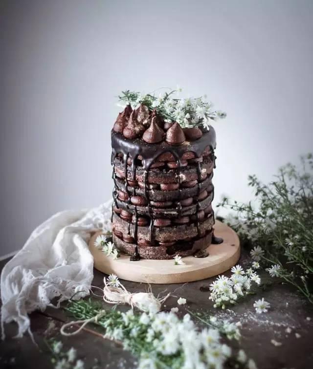 跟着这位烘焙界的帅哥达人一起来学习用鲜花装饰你的甜品吧!