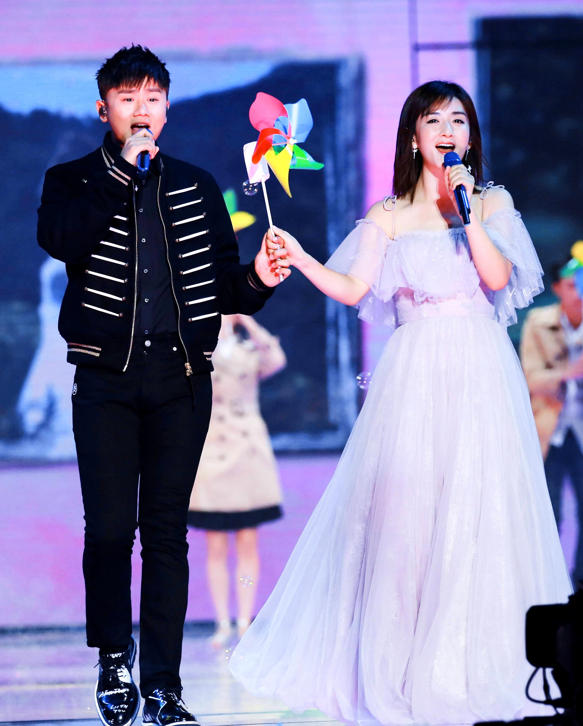 谢娜张杰同台演出超甜蜜