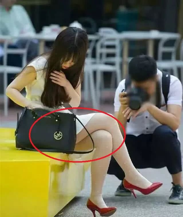 搞笑贴:妹子穿这么短的裙子,还是别在这里坐着了,多尴尬啊