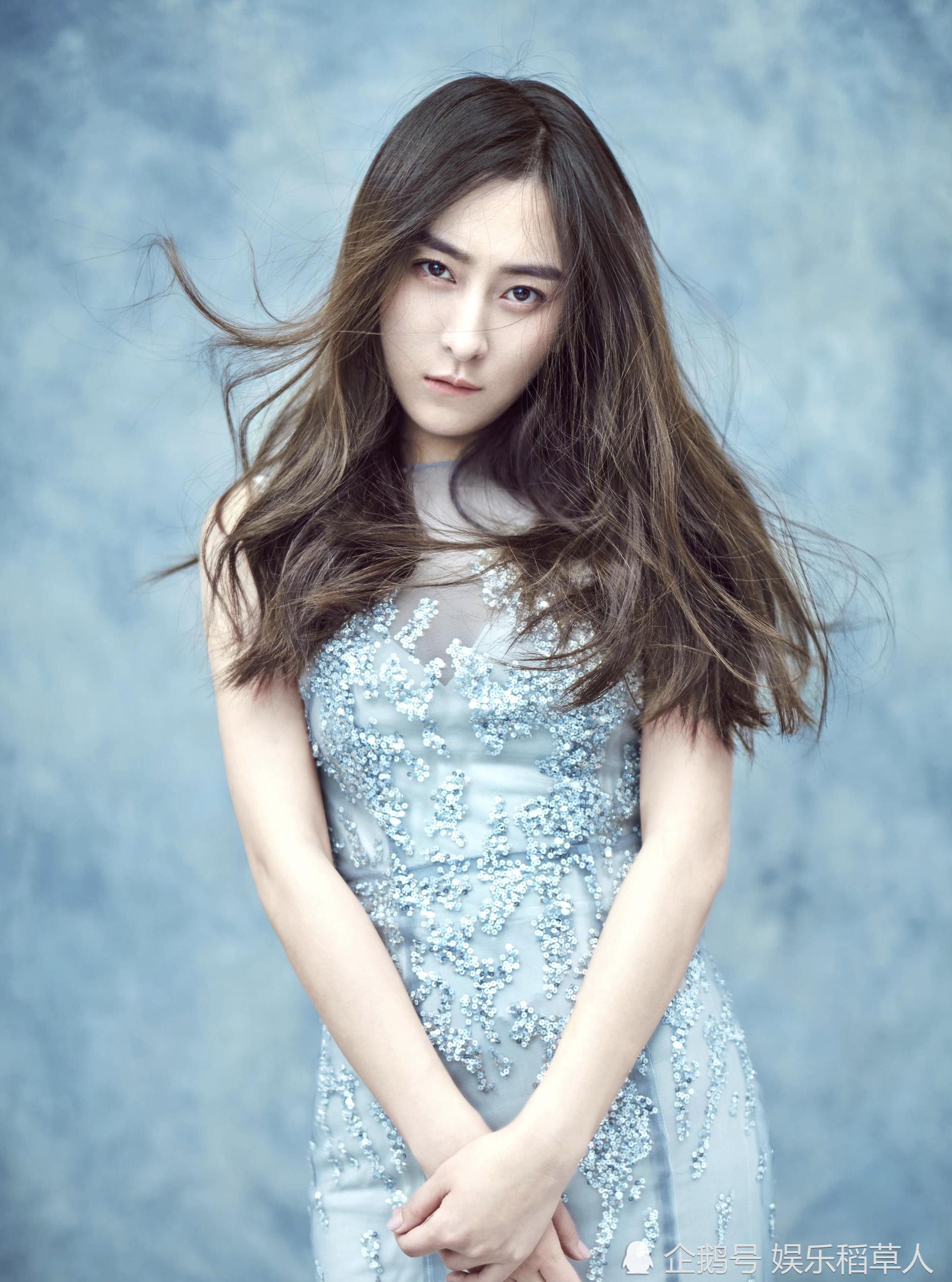 扮清纯?身穿白衬衫牛仔裤,马苏的大腿和胯部却大得有点出乎意料