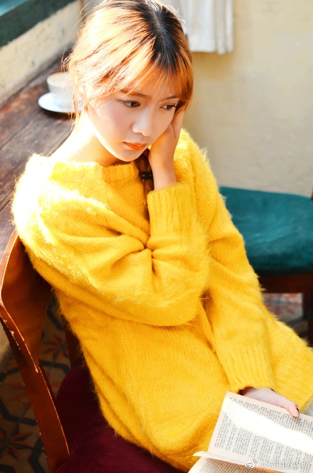 穿黄色毛衣的刘海邻家美女清新唯美写真集
