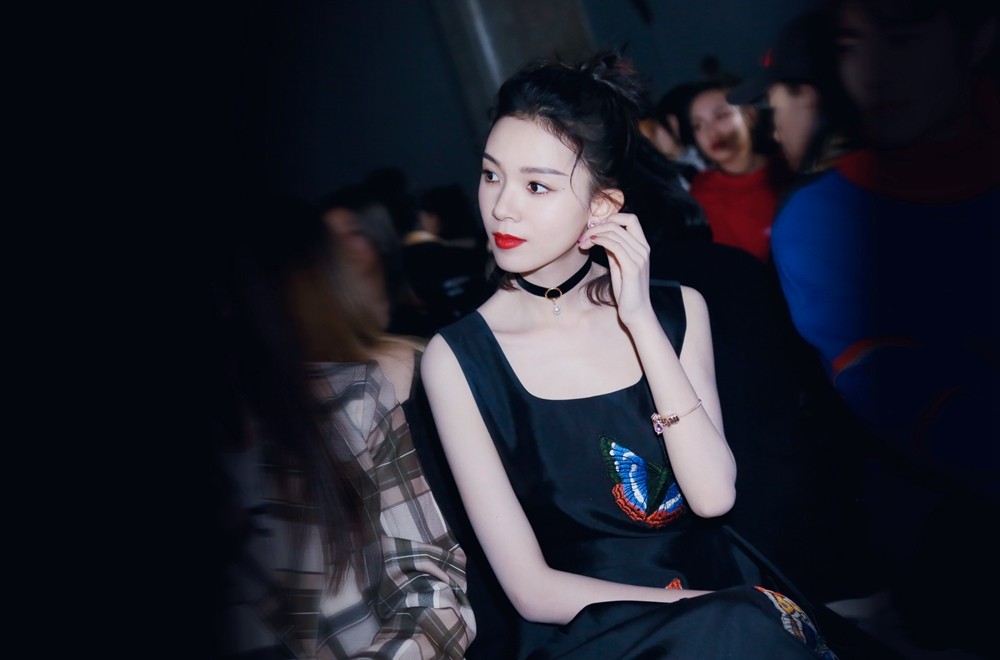 陈瑶把蝴蝶蜻蜓穿在了身上 神秘美好引无数幻想