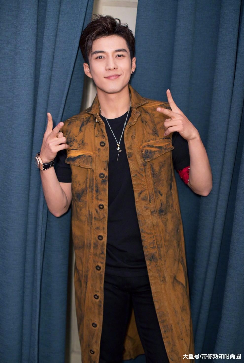 因《初见》爆火, 一身西装帅气优雅, 大长腿抢镜, 怕是有2米