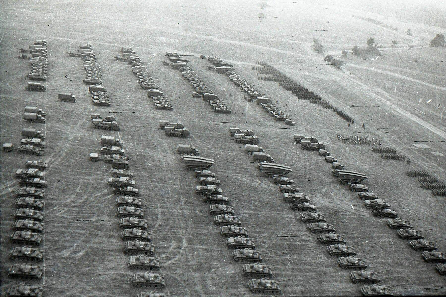 华约"西方-81"多国军演老照 钢铁洪流令人头皮发麻__财经头条