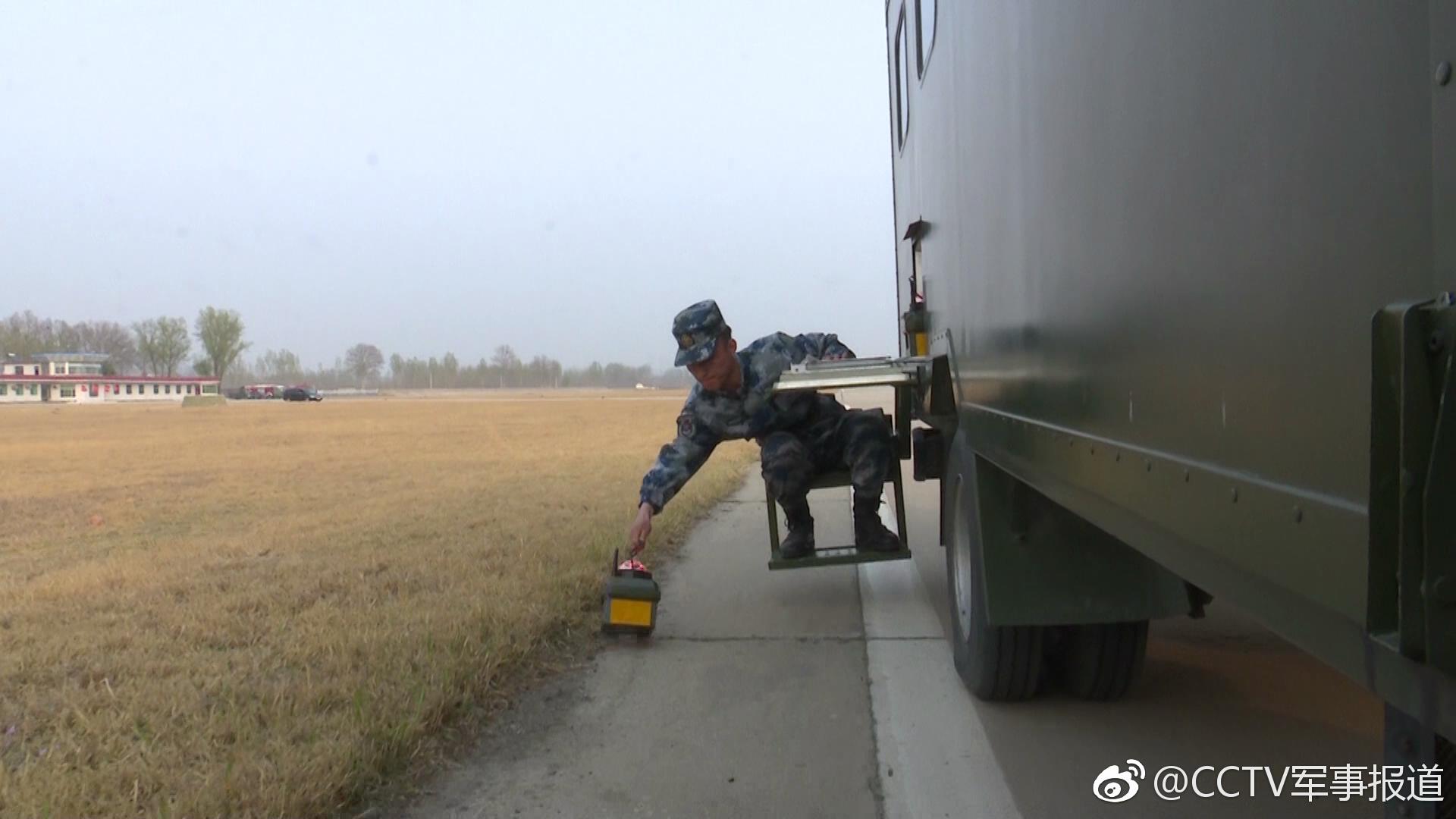 空军某训练基地:机场遭空袭破坏抢修教学演练_新浪看点