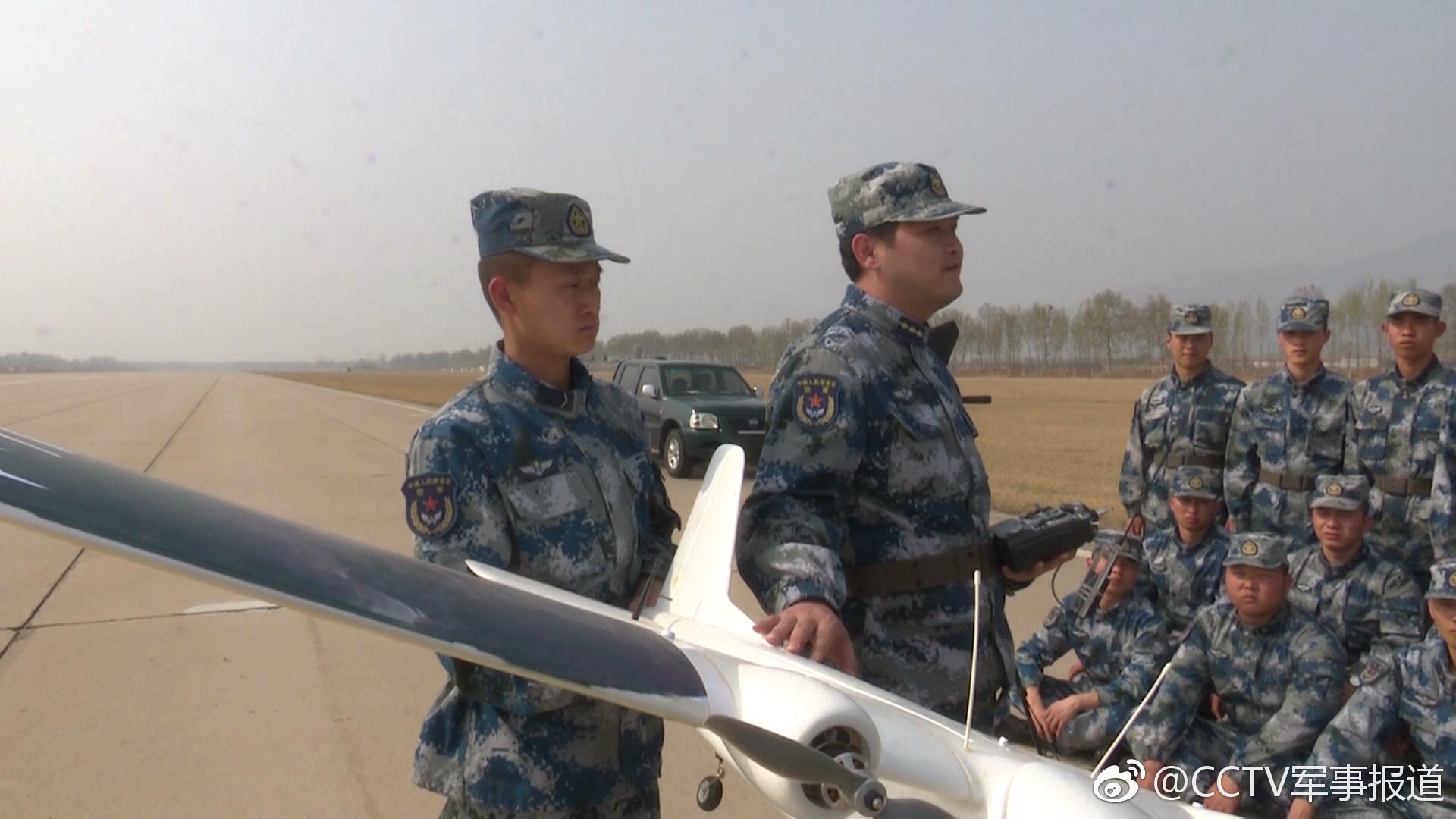 空军某训练基地:机场遭空袭破坏抢修教学演练_新浪看点