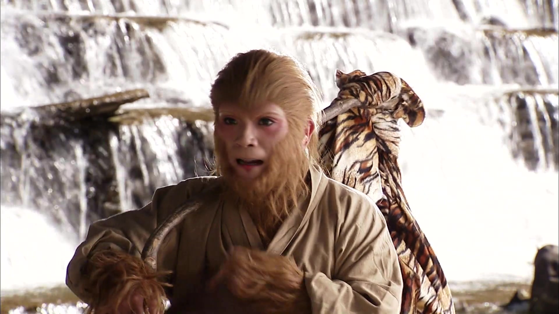 新西游记:孙悟空拿走了农妇的衣服,调皮的真的很可爱