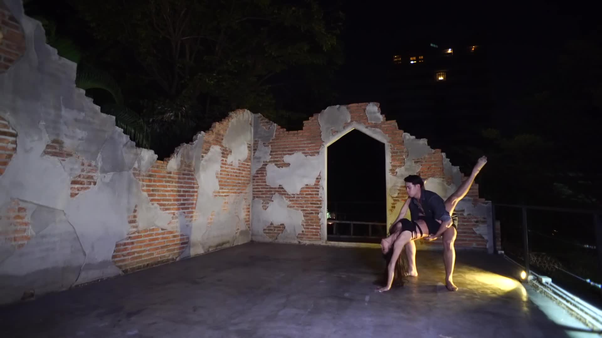 泰国旅游抖音上爆红的泰国中文导游,中式幽默