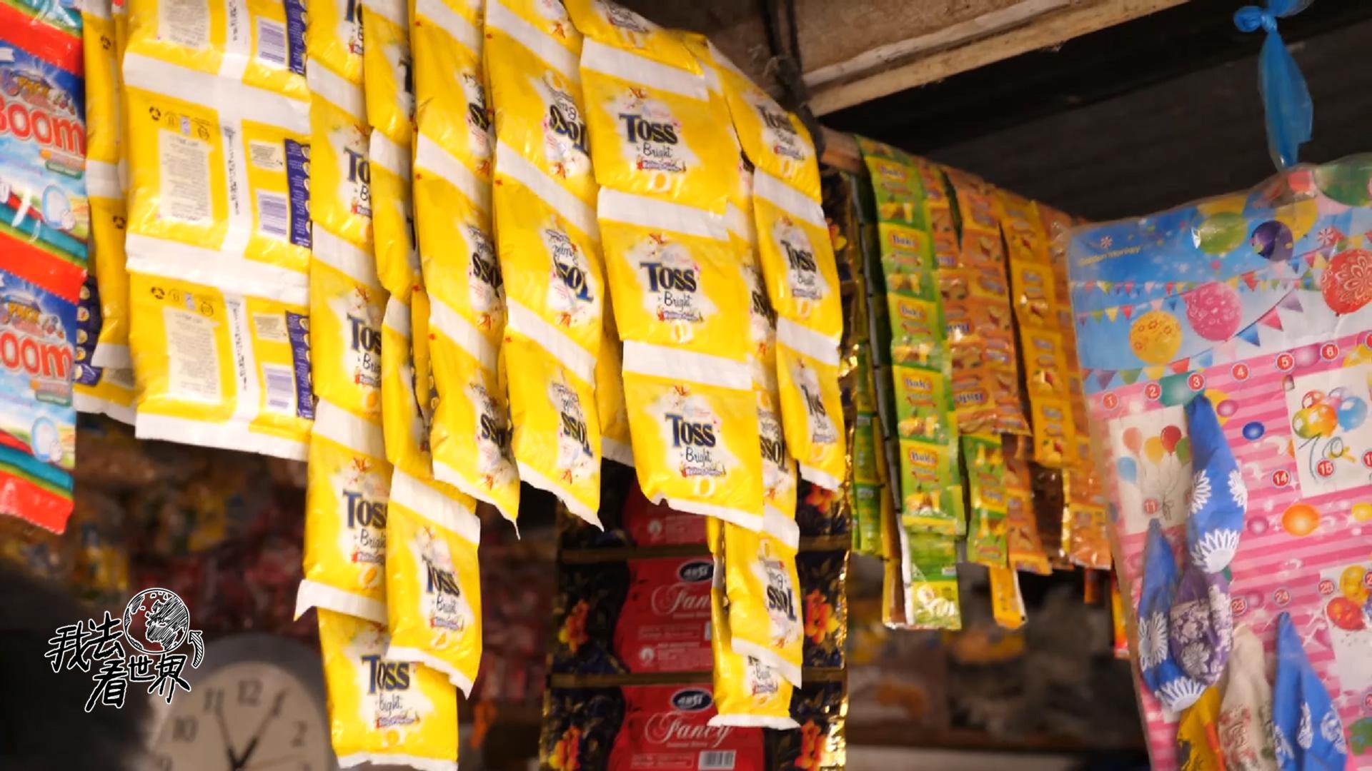 我们去非洲小卖部买汽水,黑人老板很幽默,让我们在当地开工厂