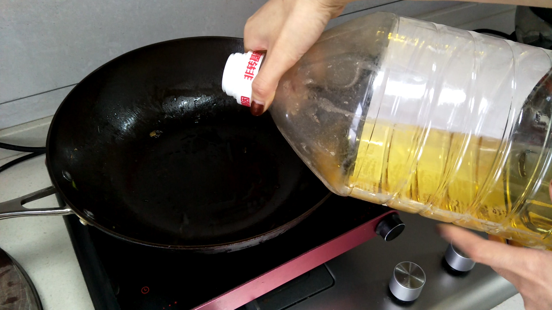 别再提着油桶倒油了,分享一个简单好用的方法,想用多少倒多少