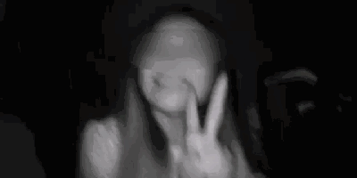 在交警大队里,女司机时而狂敲玻璃,时而用头撞墙,时而脚踹铁门,嘴里不