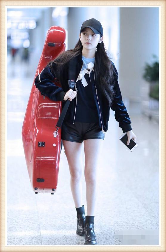 欧阳娜娜为抢镜,白t前裹了一块黑布条,网友:这位置也太尴尬了