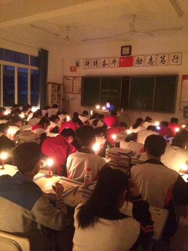 学校停电,高三学生秉烛夜学!遥想当年,你学校是怎样照明的?