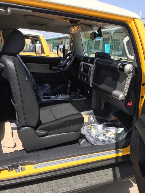 丰田fj酷路泽4.0的内饰配备了各种现代而先进的硬件和功能