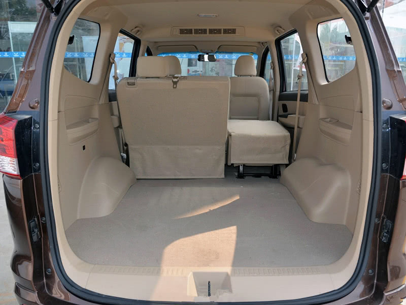 后备箱空间还用看吗?这不就是一个大的面包车吗?