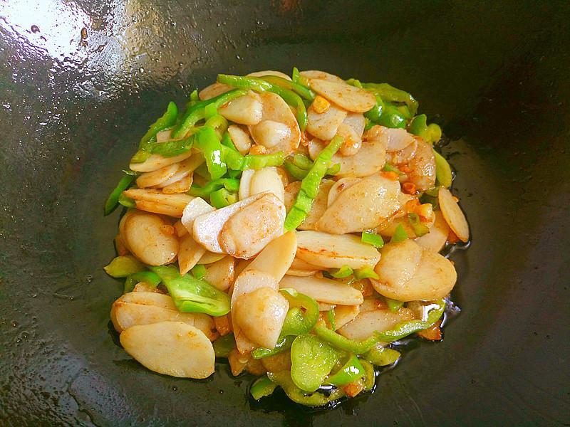 7,等待芋头炒软变熟了即可,不用加鸡精了,糖醋味会掩盖掉鲜味.