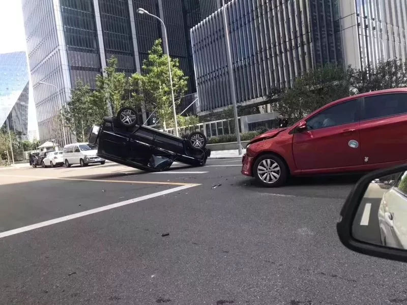 奔驰大g被荣威怼得"四脚朝天",网友:厉害了我的国产车!