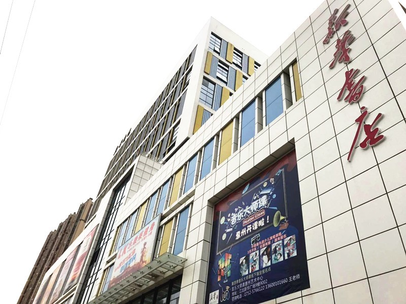 新华广场:有一间逢周末24h不打烊的书吧