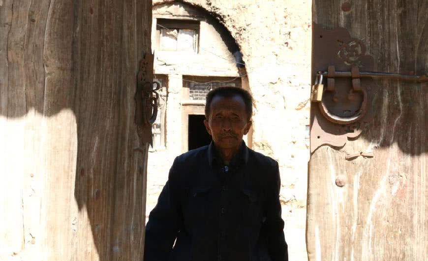 农村男天生六指被视为"不吉利"无人敢嫁,单身67年没敢出过村