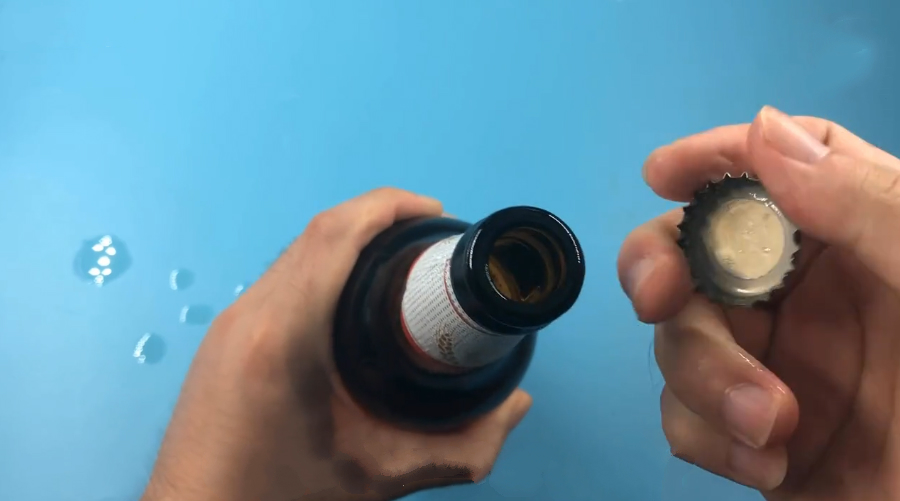 喝了多年啤酒才知道瓶盖用手一拧就开在朋友面前特有面子