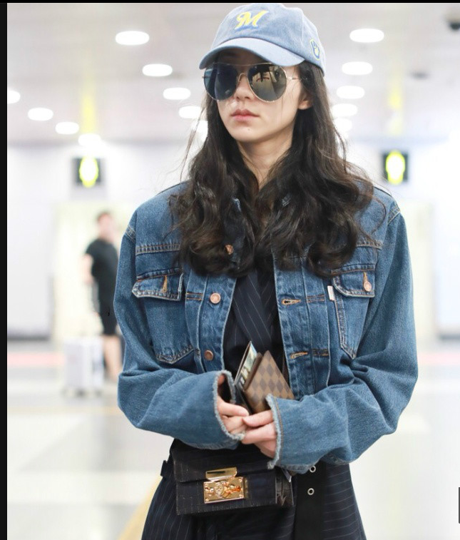 韩雪条纹套装搭配牛仔外套现身机场每次机场秀都很亮眼