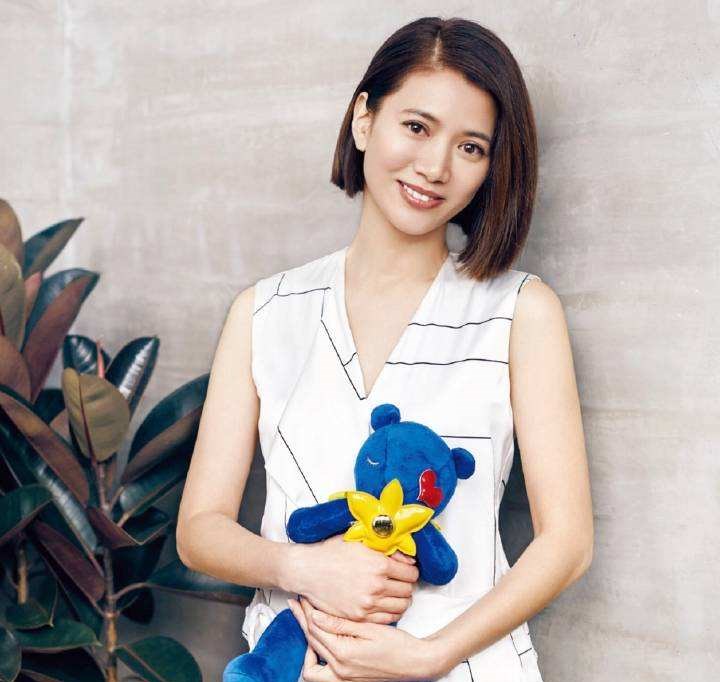 港姐冠军出道的袁咏仪,穿搭果然很美|袁咏仪|短发|大气_新浪新闻