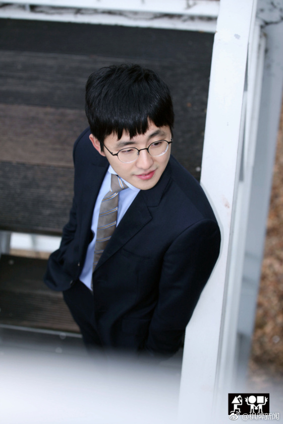 因为帮助韩国队重夺农心杯冠军,韩国棋手金志锡登上4月的月刊《围棋