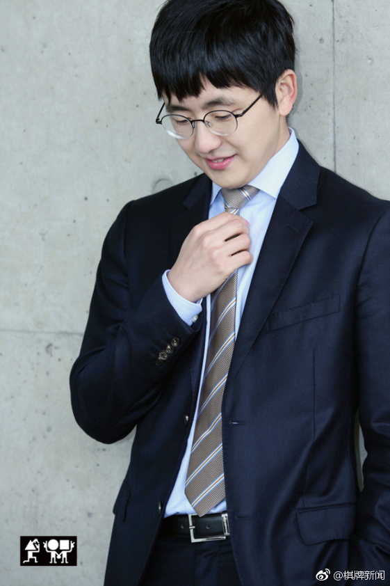 因为帮助韩国队重夺农心杯冠军,韩国棋手金志锡登上4月的月刊《围棋