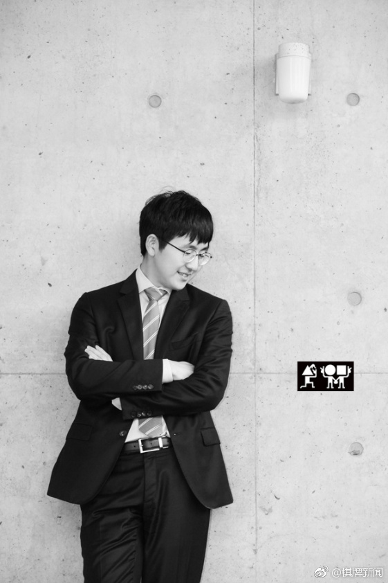 因为帮助韩国队重夺农心杯冠军,韩国棋手金志锡登上4月的月刊《围棋