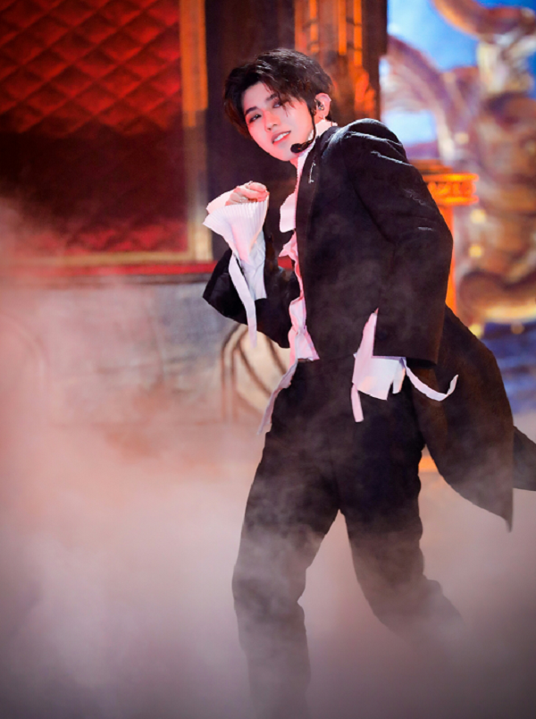 蔡徐坤跳舞瞬间的抓拍照,张张帅气有范,看后让你免疫力尽失