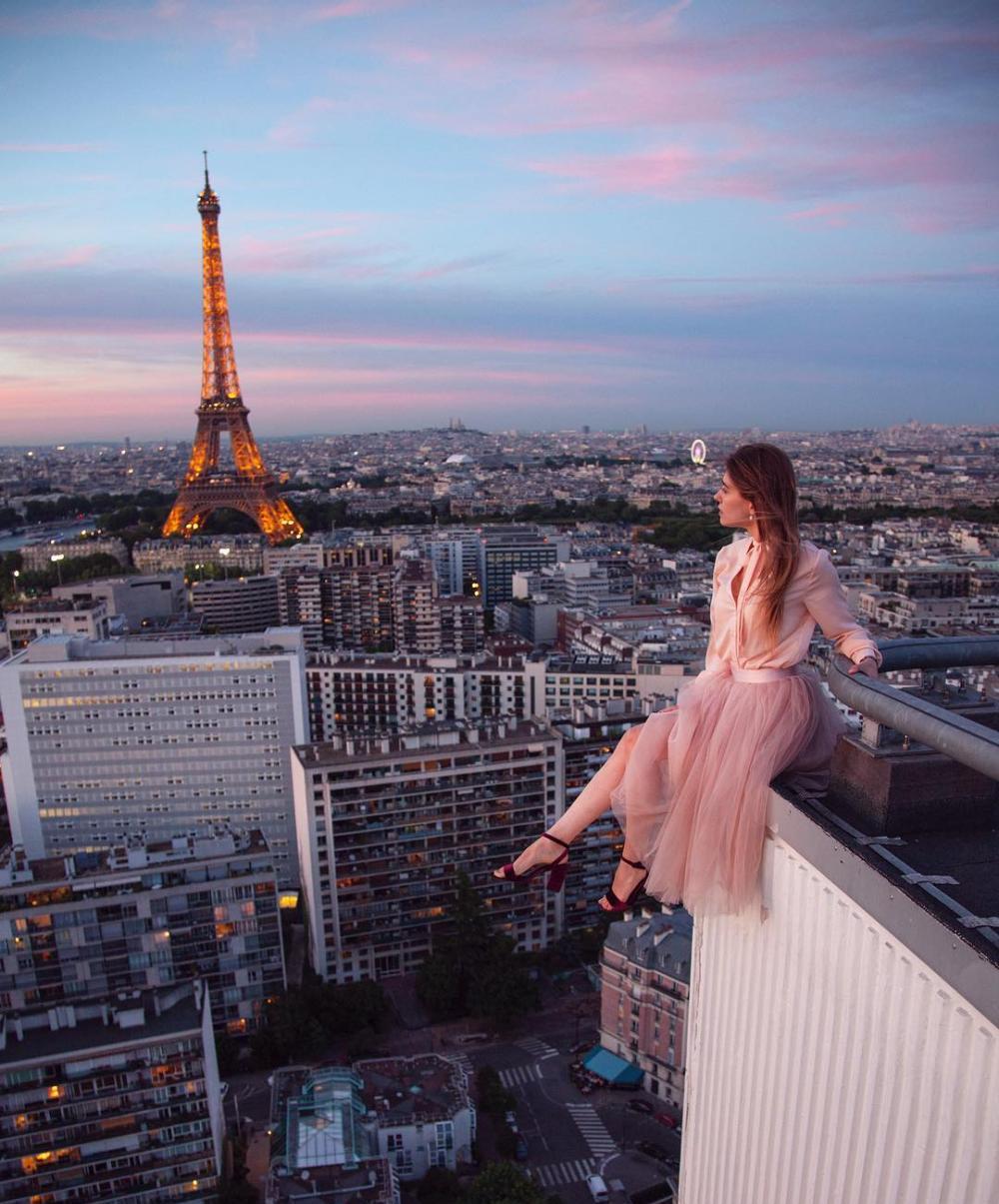 热衷于在摩天大楼上悬空自拍