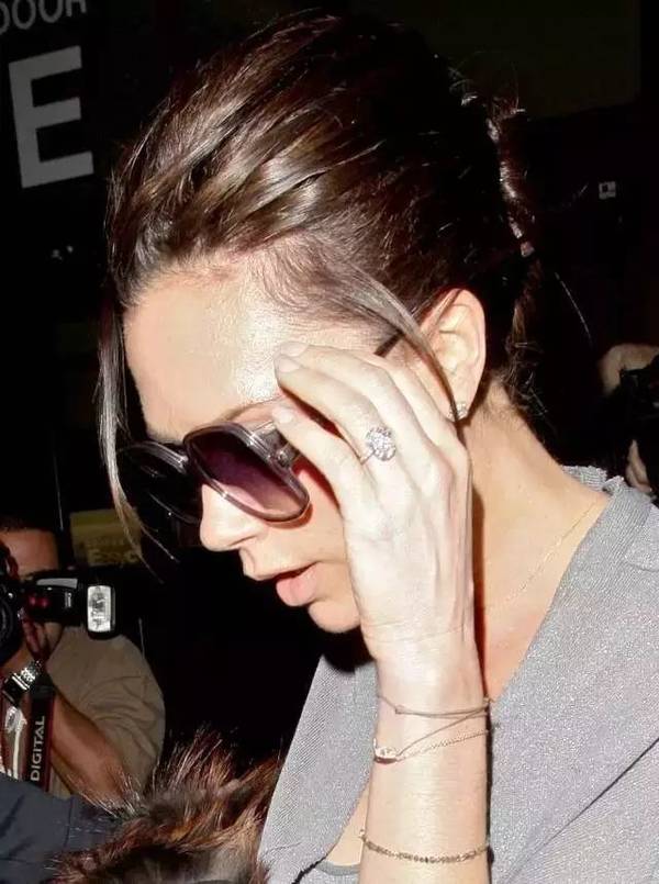 ▼ 2010年贝嫂开始戴着这枚bling bling的蓝宝石戒指出街,虽然不首铑