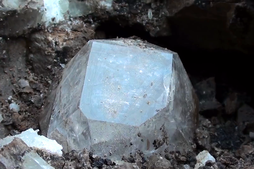 一种藏身岩洞的"假钻石",因其价值不菲,深受收藏家喜爱