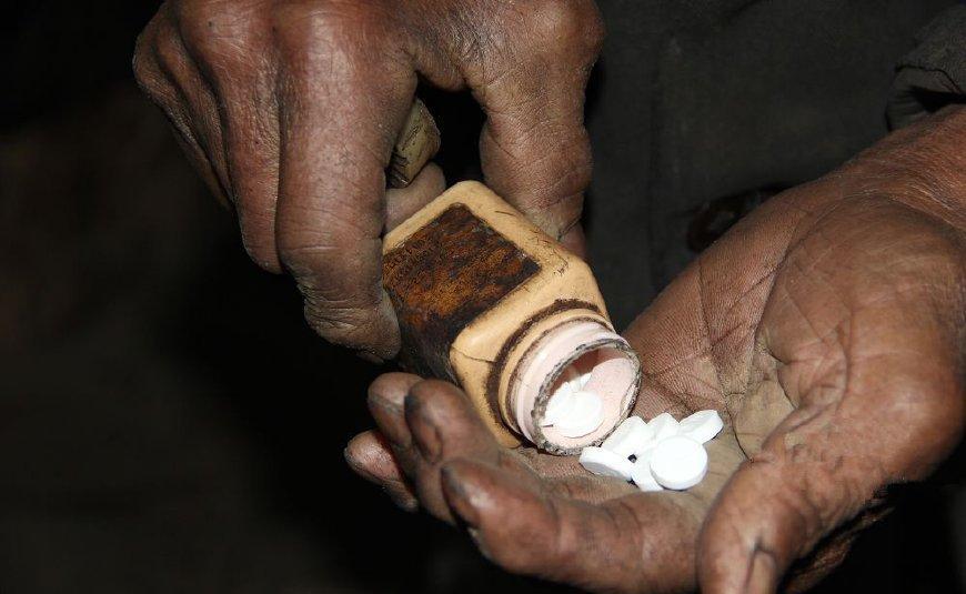 七旬老汉丧妻逝子, 深山挖洞"避世"四十载, 一块钱一瓶药度日