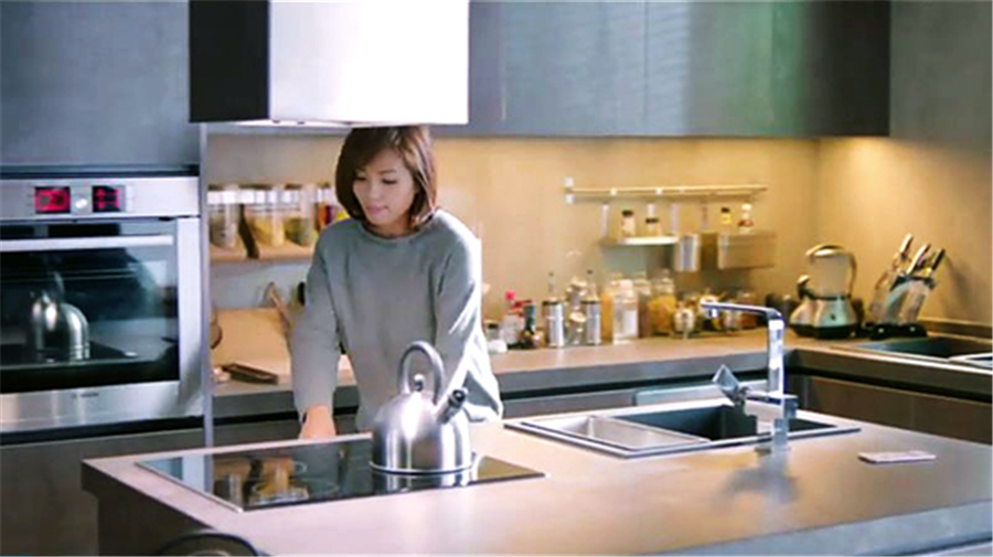 后来,《欢乐颂》里安迪家的大气和简奢,22楼的5个姑娘们快乐的在厨房