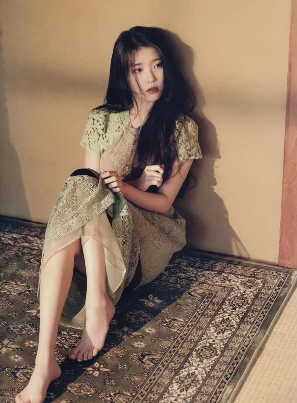 李知恩ins与权志龙互动表白这身吊带短裙上台热舞简直太疯狂