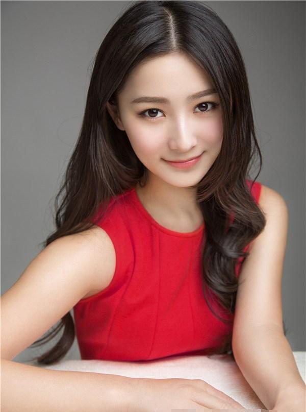 17岁出道, 在《古剑奇谭》里分饰两角被关注, 如今因一部剧大热