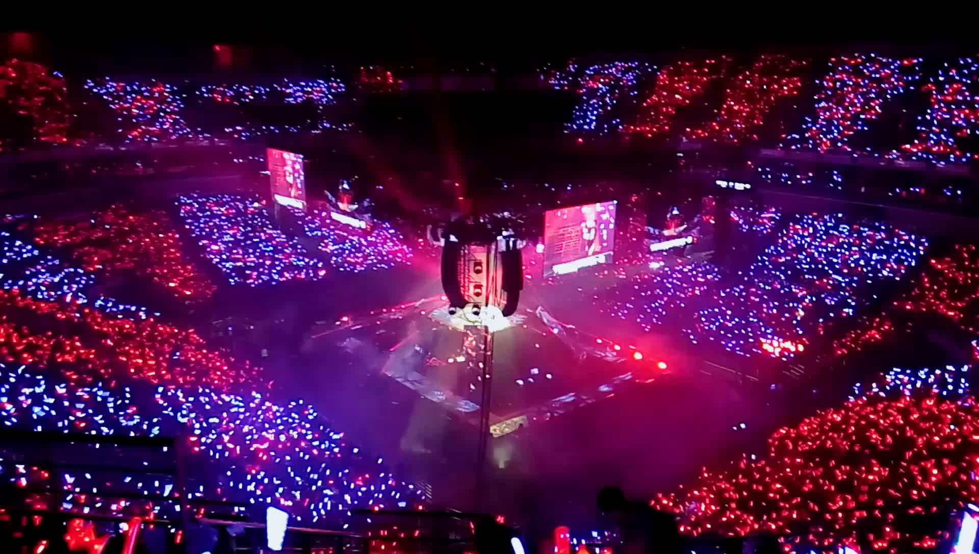 华晨宇是从快男里面走出来的,刚刚走上舞台,华晨宇就凭借谦逊可爱收获