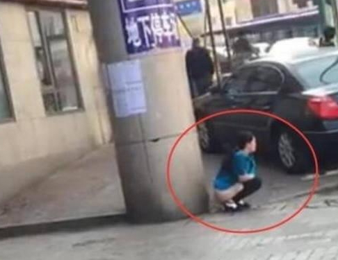 竟然在火车站附近当场大便?