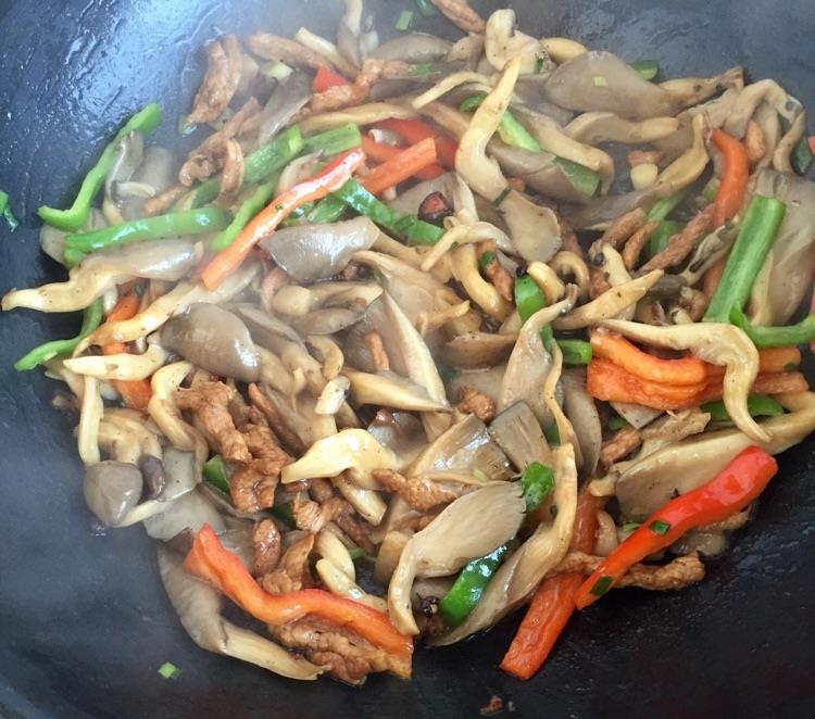 这道菜在我老家太受欢迎,蘑菇炒肉丝,不但淡斑,关键便宜还好吃