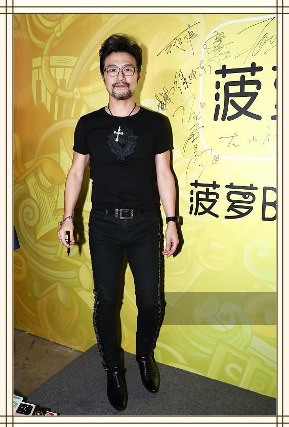 当汪峰脱下皮裤换上紧身裤,网友直呼:辣眼睛!这八字腿型太尴尬