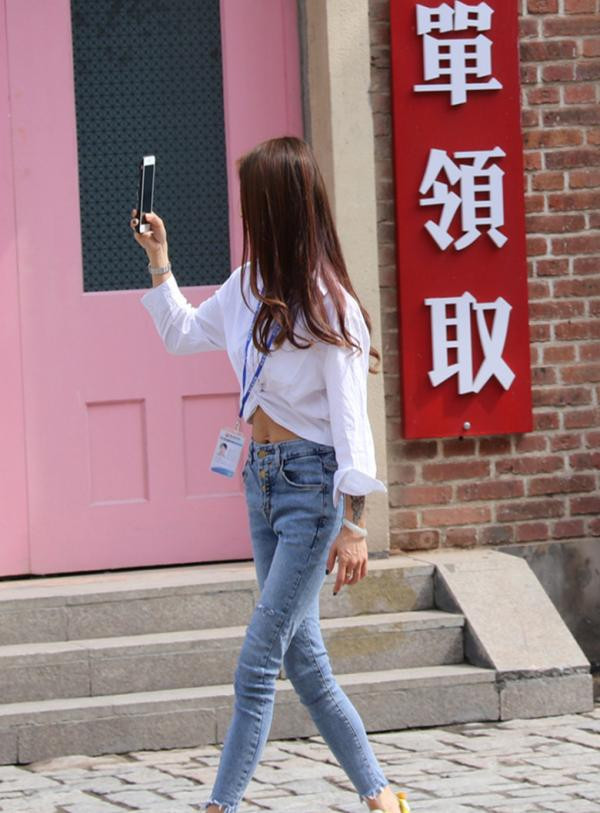 横店街拍: 偶遇2位美女工作人员, 苗条身材大美腿太撩人