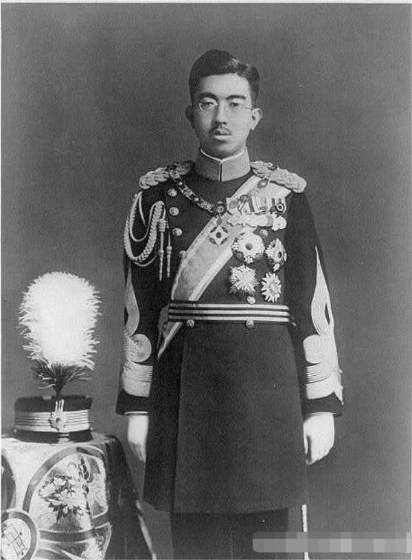 日本裕仁天皇去世,给中国送一份请柬,中国四字回复,气疯日本|天皇