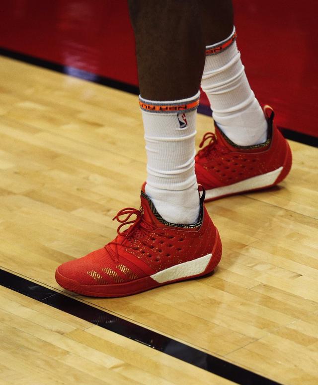 快讯备战西决哈登早早来到球场双手挂框扣篮显神威