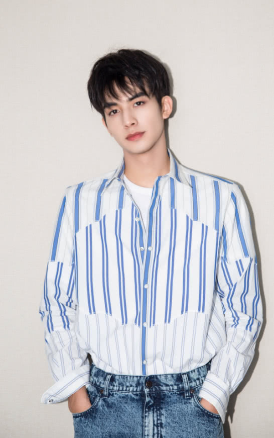 白宇穿"a字大摆尾"衬衫现身,网友:娱乐圈穿得最像程序员的人