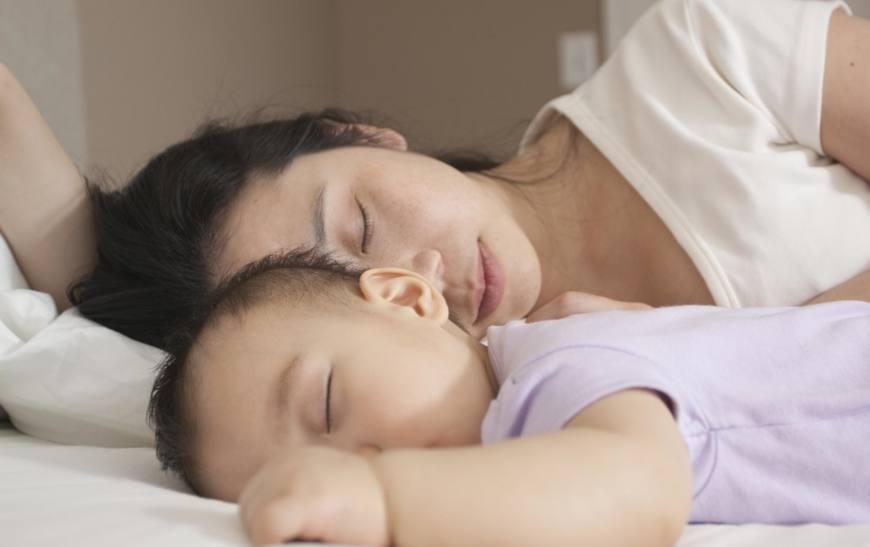 宝妈装睡哄孩子睡觉看到第六位妈妈不得不笑