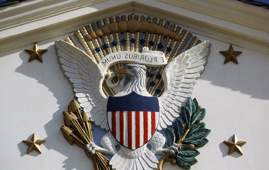 美国国徽,正面国徽正面图案的主要形象是象征美国的白头海雕,白头海雕