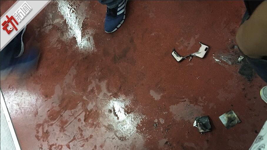 北京地铁一号线乘客充电宝冒烟 现场混乱有人高喊别挤了