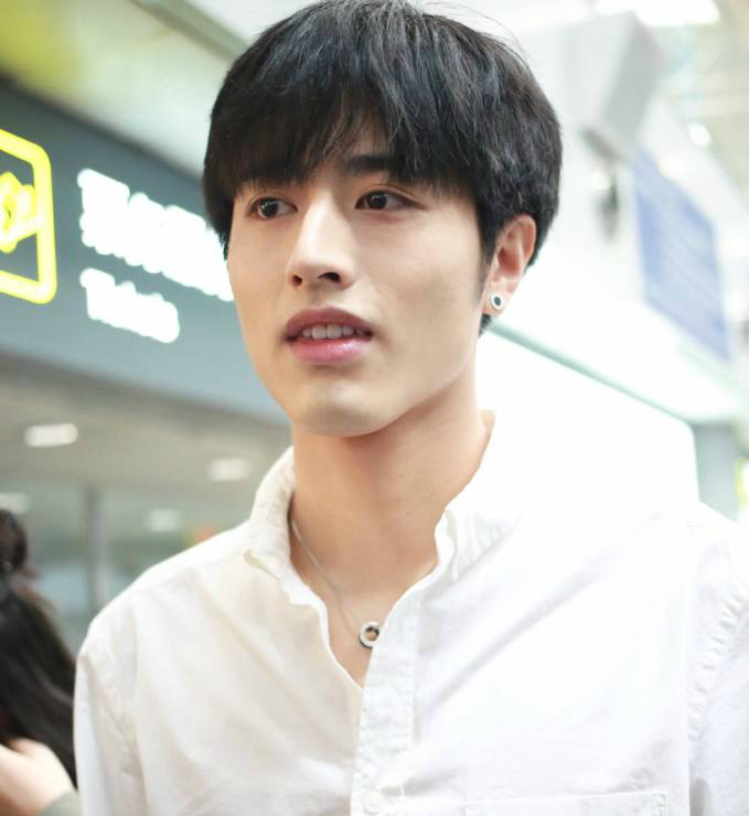 偶像练习生罗正现身机场,网友,这简直就是偶像剧男主标配